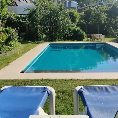Directorsroom And Swimmingpool Habitación en casa particular *